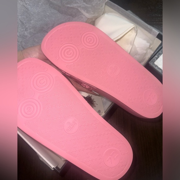 *BRAND NEW* Gucci GG Rubber Slide - Picture 6 of 8